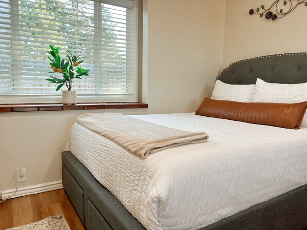 デスク、アイロン / アイロン台、旅行用ベビーベッド、WiFi (無料)