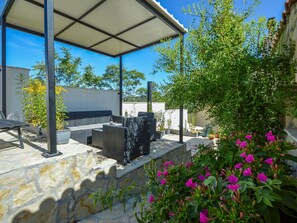 Outdoor dining - Beautiful  villa for 5 guests with A/C, WIFI, private pool, TV and terrace (Vodice)