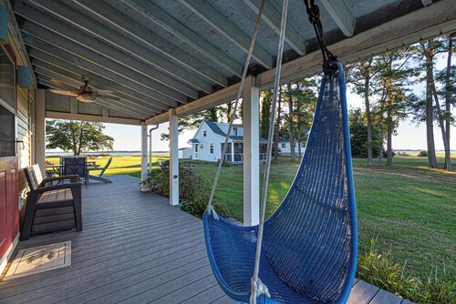 Charming Waterfront Farmhouse 10 minutes from Blackwater NWR - Pet Friendly