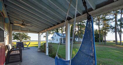 Charming Waterfront Farmhouse 10 minutes from Blackwater NWR - Pet Friendly