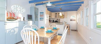 Charming Waterfront Farmhouse 10 minutes from Blackwater NWR - Pet Friendly