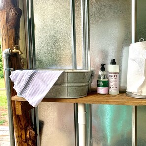 Serviettes fournies, savon, shampooing, papier de toilette