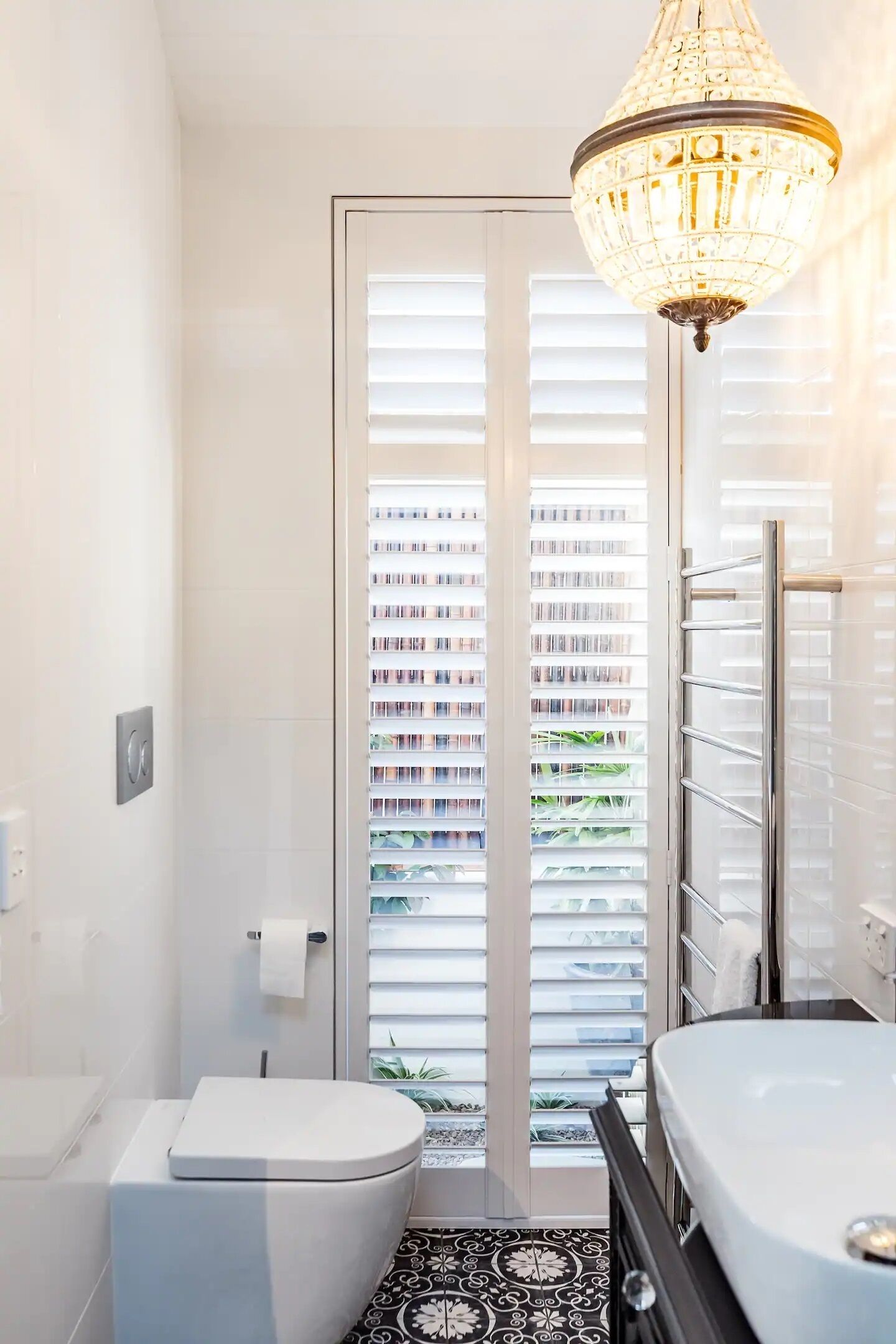 Une salle de bain moderne équipée de toilettes, d’un lavabo et d’une douche.