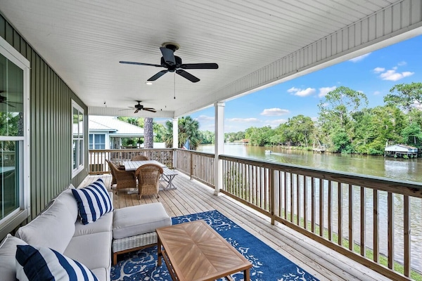 Spacious porch overlooking Fish River