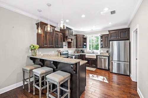 Sleeps 12! Great for families, beautiful views of the river ! 4 bedrooms and large back porch