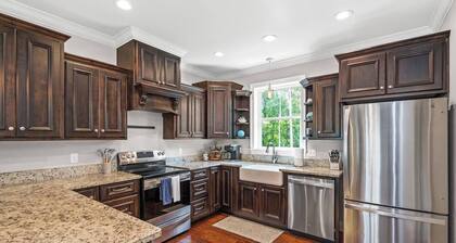 Fairhope Riverhouse/ Waterfront/Private pier/Large back porch/Great for families, sleeps 12