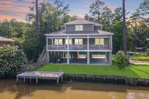 Exterior - Charming River House that Sleeps 12! Beautiful views and a large porch, private dock, perfect for families! Come Relax on the River! (Fairhope)