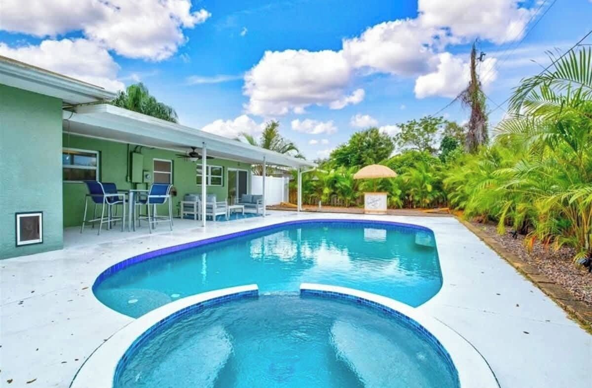 Una piscina al aire libre, una piscina climatizada