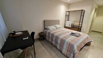 1 habitación, escritorio, wifi gratis y ropa de cama