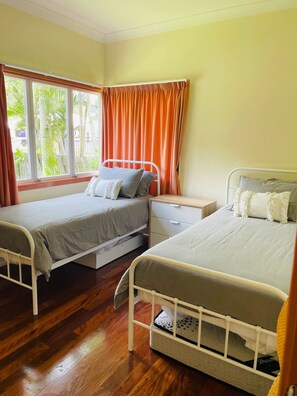 2 bedrooms, iron/ironing board, travel cot, free WiFi - The Beach Shack Family + Pet friendly (Coolum Beach)