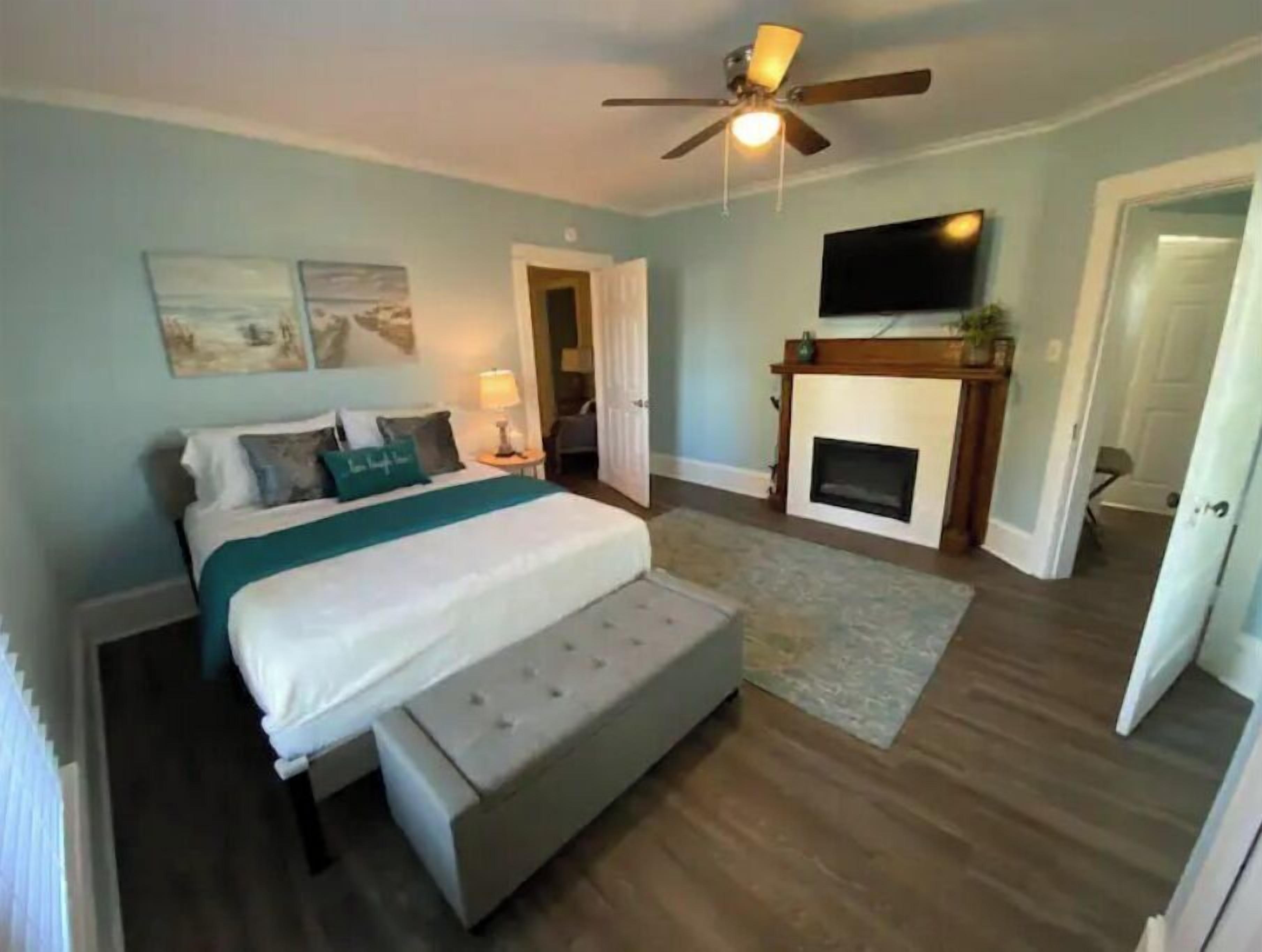 3 chambres, bureau, fer et planche à repasser, lit parapluie