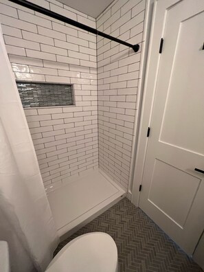 Dusche, Handtücher, Toilettenpapier