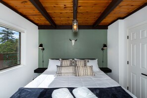3 quartos, escrivaninha, ferros/tábuas de passar roupa, berço de viagem