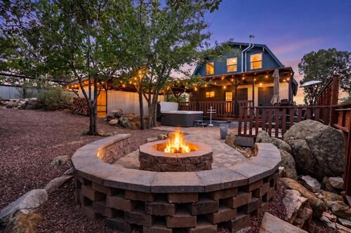 Cozy Boulder Cabin • Close to downtown • Hot Tub • BBQ Grill • Firepit