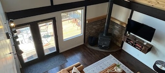 Cozy Boulder Cabin• minutes to downtown Whiskey Row and Rodeo• views• hot tub