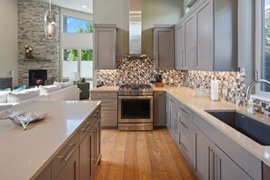 Private kitchen | Fridge, oven, coffee/tea maker, toaster - Buckler 30 Days Minimum 3 Bedroom Home by RedAwning (Bend)