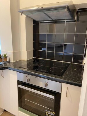 Frigorífico, microondas, horno y placa de cocina