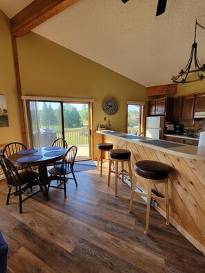Dining - Spacious 5 beds,2 full baths Golf, ski, Sleeps 6, KING bed, Wi-Fi close to Lakes (Mancelona)