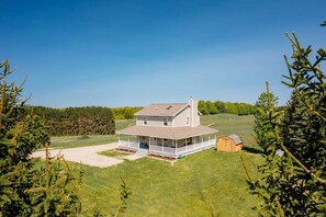 Exterior - Farmhouse Retreat*Great View*Hot Tub*Wineries (Traverse City)
