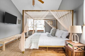 4 bedrooms, desk, iron/ironing board, WiFi - Farmhouse Retreat*Great View*Hot Tub*Wineries (Traverse City)