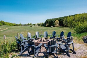 Property grounds - Farmhouse Retreat*Great View*Hot Tub*Wineries (Traverse City)