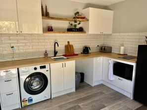 Fridge, microwave, stovetop, electric kettle - Stylish Guest Suite - Everton Hills (Everton Hills)