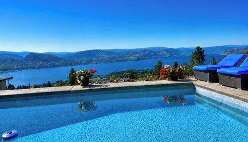 Naramata Dreaming: Heated Pool & Panoramic Lake Views