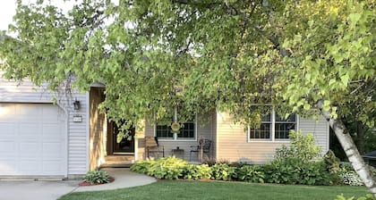 The Farmhouse- country charm, room for family visiting, relaxing, or gathering