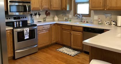 The Farmhouse- country charm, room for family visiting, relaxing, or gathering