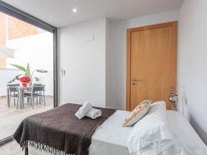 2 chambres, coffre-fort, fer et planche à repasser