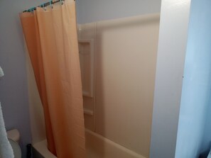 Kamar Double Basic | Kamar mandi | Handuk, sabun, sampo, dan tisu toilet