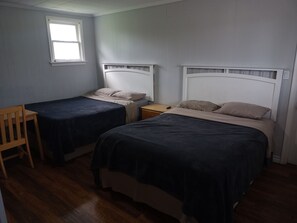 Basic Double Room | Bathroom | Towels, soap, shampoo, toilet paper - Park Side Motel (Otonabee-South Monaghan)