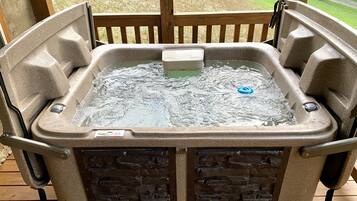 Bañera de hidromasaje al aire libre