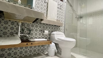 Ducha, secador de pelo, piso con calefacción en el baño, toallas