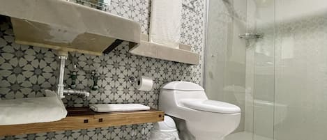 Junior Studio Suite | Bathroom | Shower, hair dryer, heated floors, towels