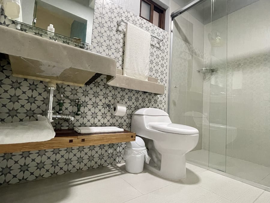 Ducha, secador de pelo, piso con calefacción en el baño, toallas
