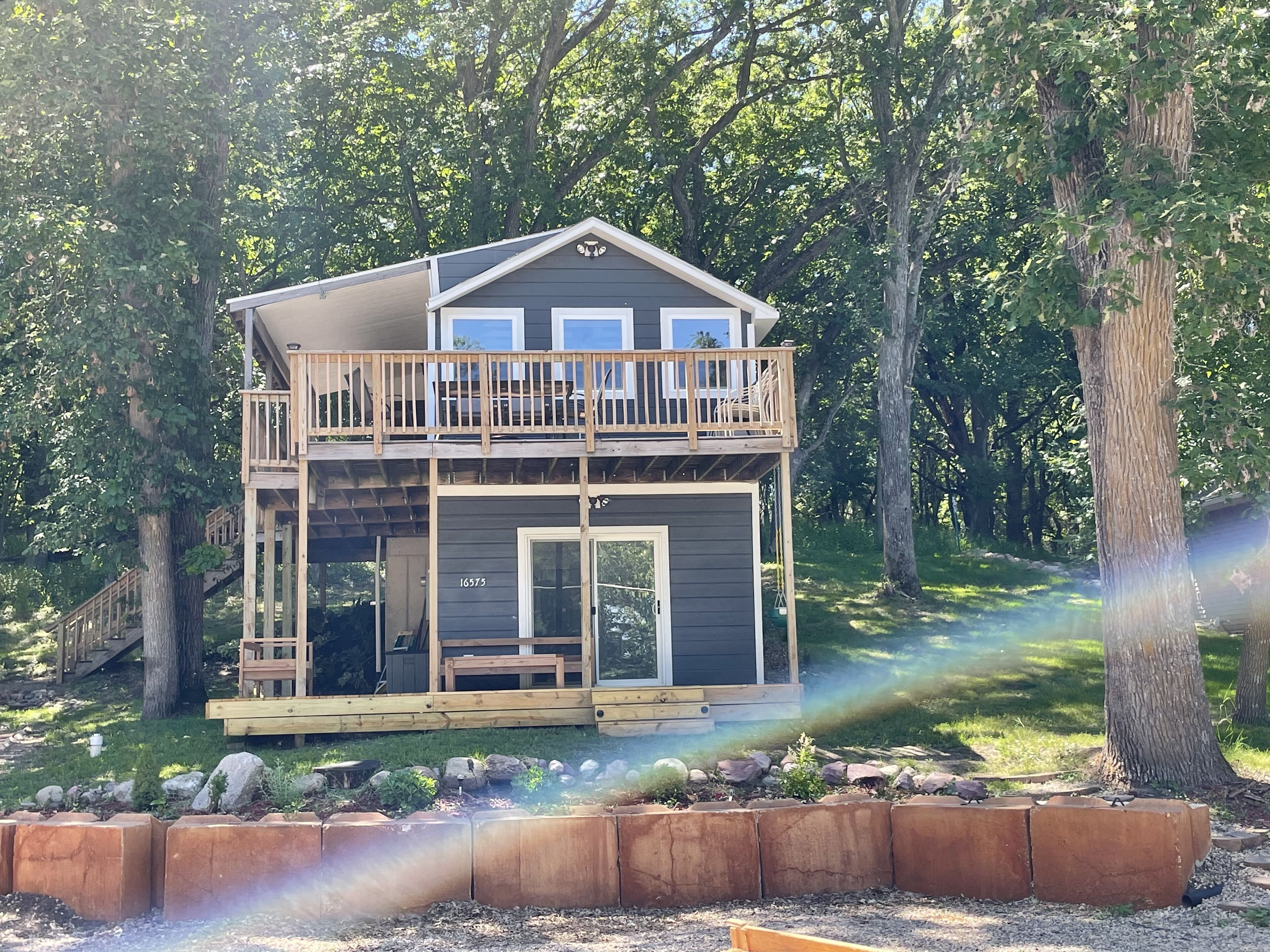 Cute 2/2 Cottage for rent across from the lake 