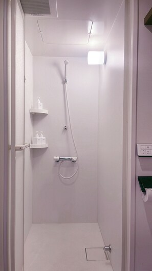 ห้องดีลักซ์ทวิน | ห้องน้ำ | ฝักบัว, ของใช้ในห้องน้ำฟรี, ไดร์เป่าผม, รองเท้าสวมภายในห้อง