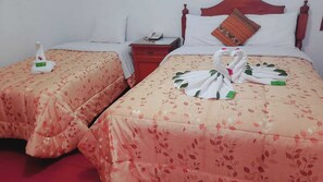 غرفة ثلاثية - بحمام خاص - منظر للفناء | تجهيزات عازلة للصوت وواي فاي مجانًا وملاءات أسرّة