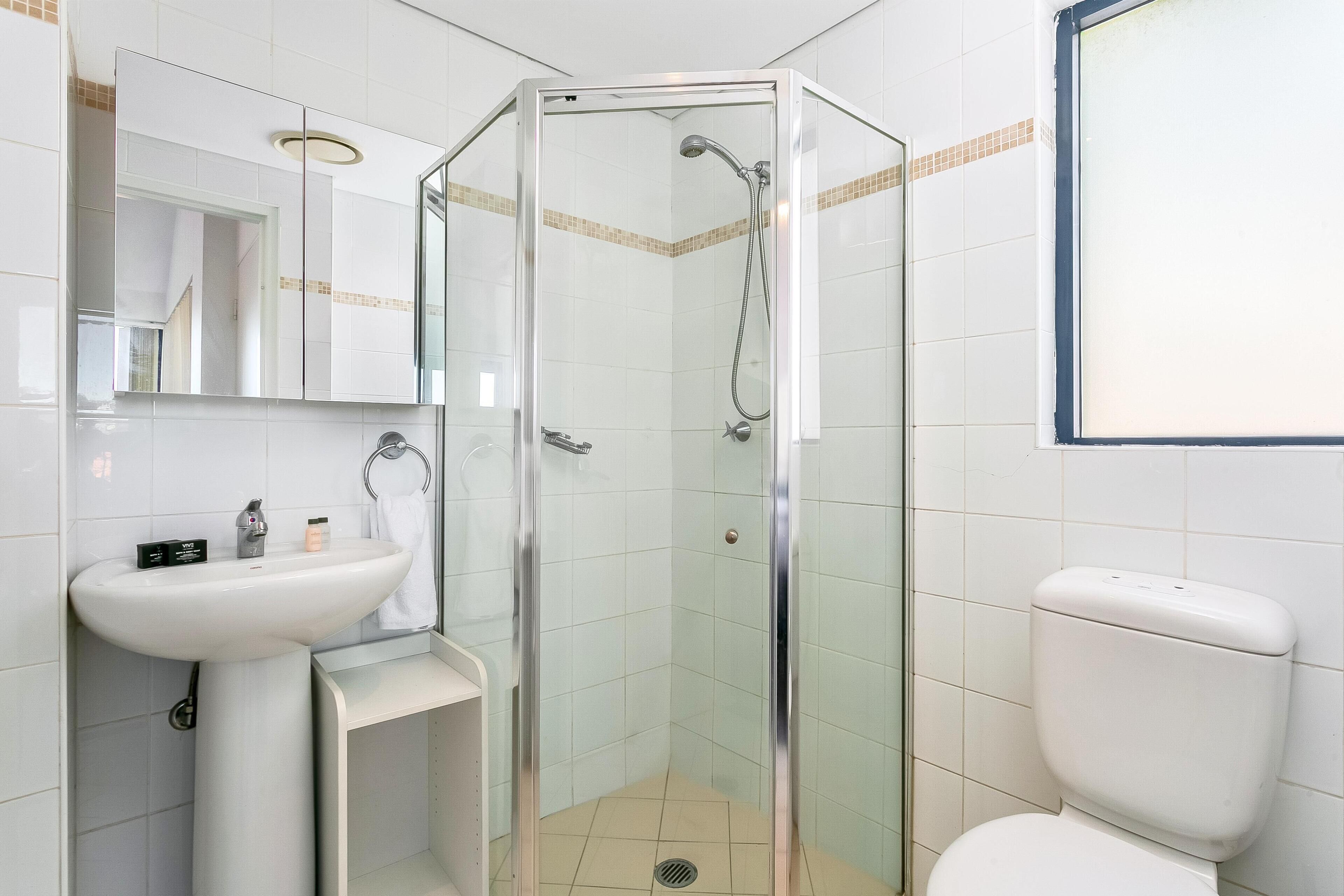 Combined shower/bathtub