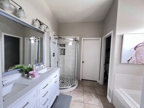 Combined shower/tub, jetted tub, hair dryer, towels