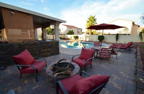 Outdoor dining - Beautiful house with pool and bbq/ area, fire pit. (Las Vegas)