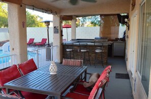 Outdoor dining - Beautiful house with pool and bbq/ area, fire pit.  (Las Vegas)