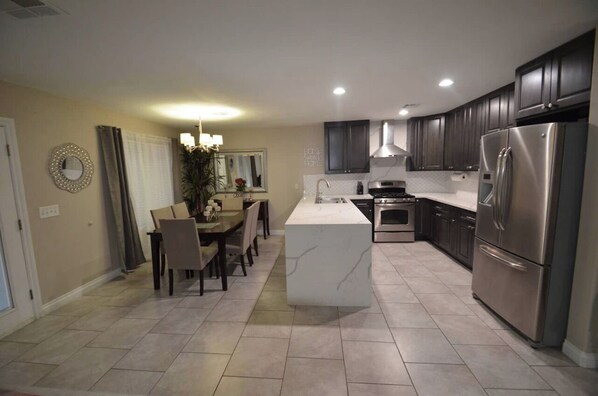 Fridge, microwave, oven, stovetop - Beautiful house with pool and bbq/ area, fire pit. (Las Vegas)