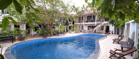 Una piscina al aire libre