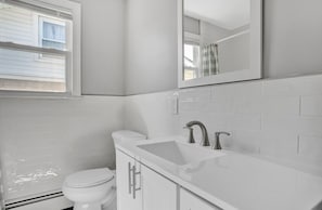 Bathtub, towels, toilet paper - 🏖 Beautiful Bay View Condo “Close To Beach” 🏖 (Ventnor City)