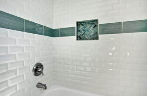 Vasca, asciugamani, carta igienica