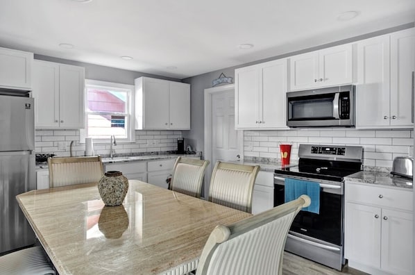 Fridge, microwave, oven, stovetop - 🏖 Beautiful Bay View Condo “Close To Beach” 🏖 (Ventnor City)