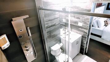 Douche, serviettes fournies, savon, shampoing
