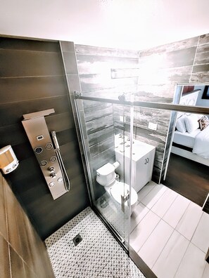 Doccia, asciugamani, sapone, shampoo
